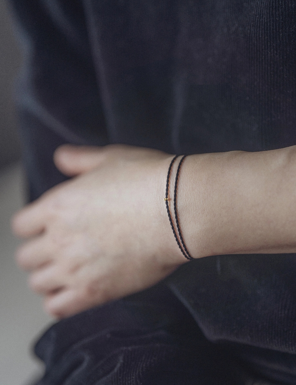 手首にコードチョーカーを付けている様子