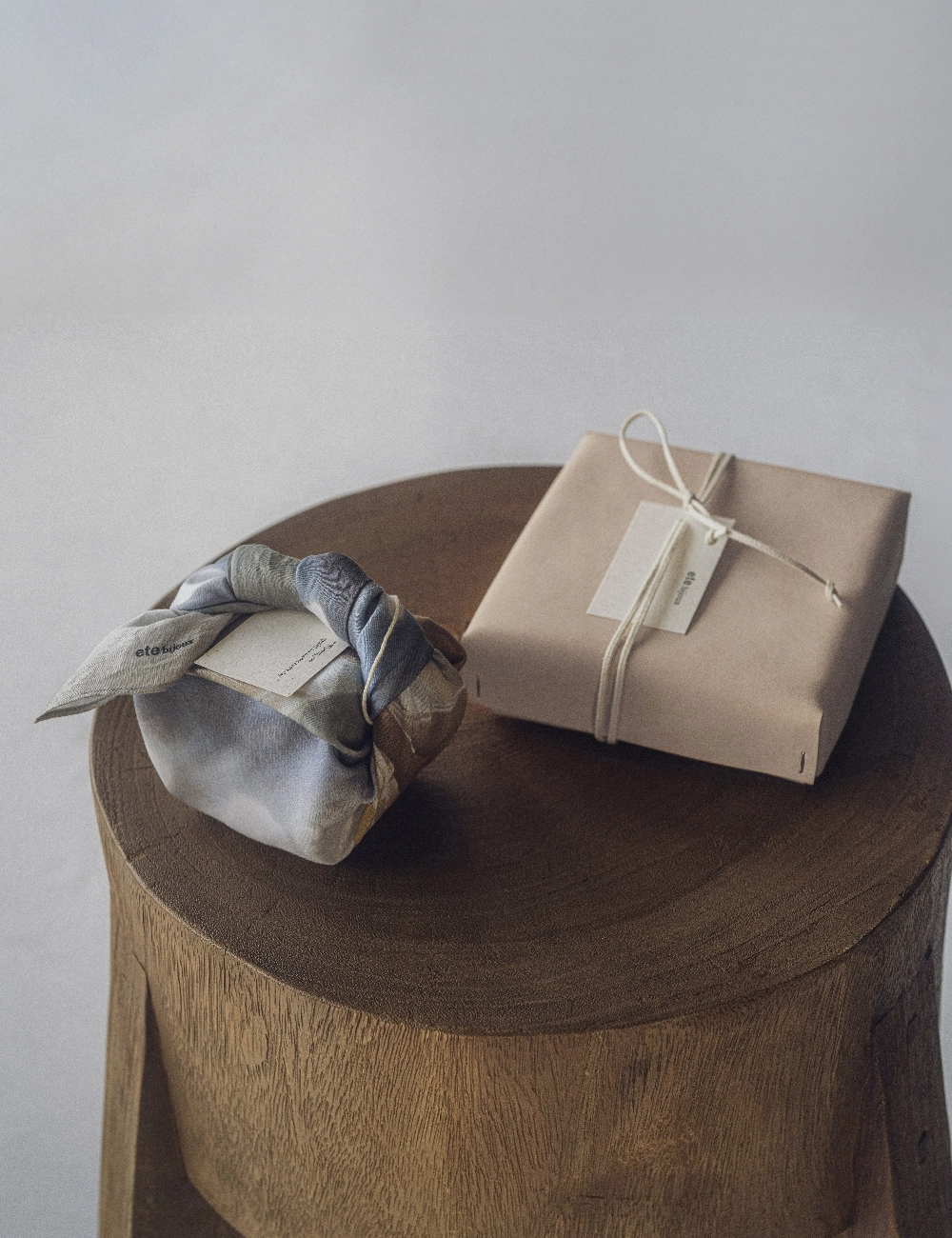 ふろしきに包まれたちいさい箱と大きい箱