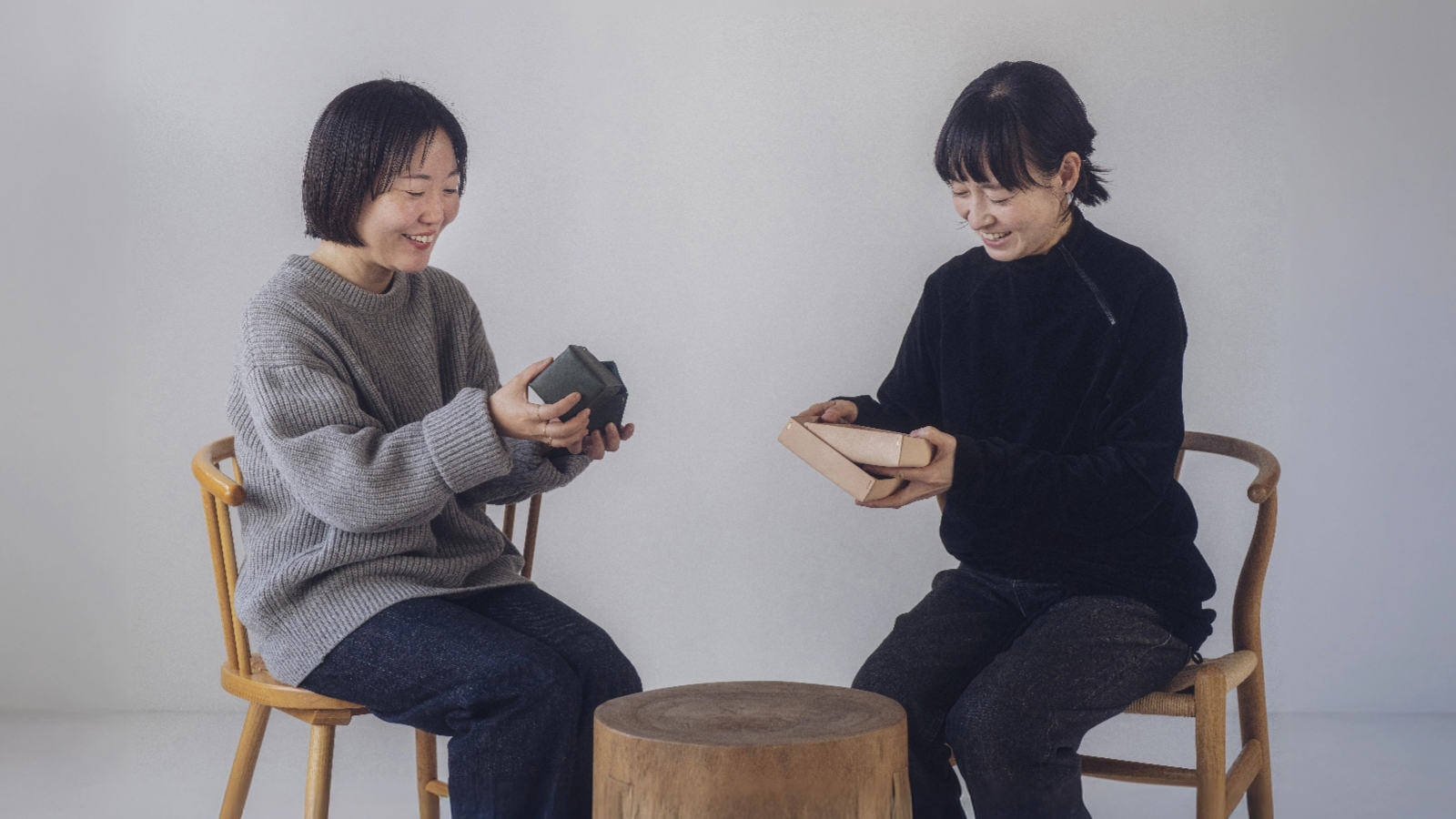 スペシャルボックスを手に取る福岡さんとNosoさん